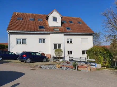 Hausansicht und Parkplatz - Wohnung kaufen in Wörrstadt - HEMING-IMMOBILIEN -  2 km bis Wörrstadt - Kapitalanlage oder Selbstbezug