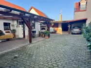 Hof mit Terrasse und Garage