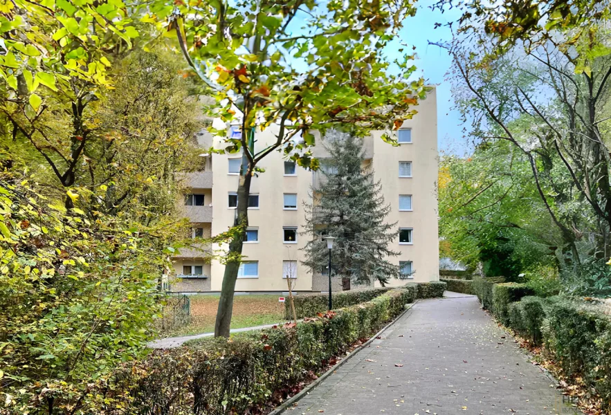 Blick aus der Grünanlage auf das Gebäude