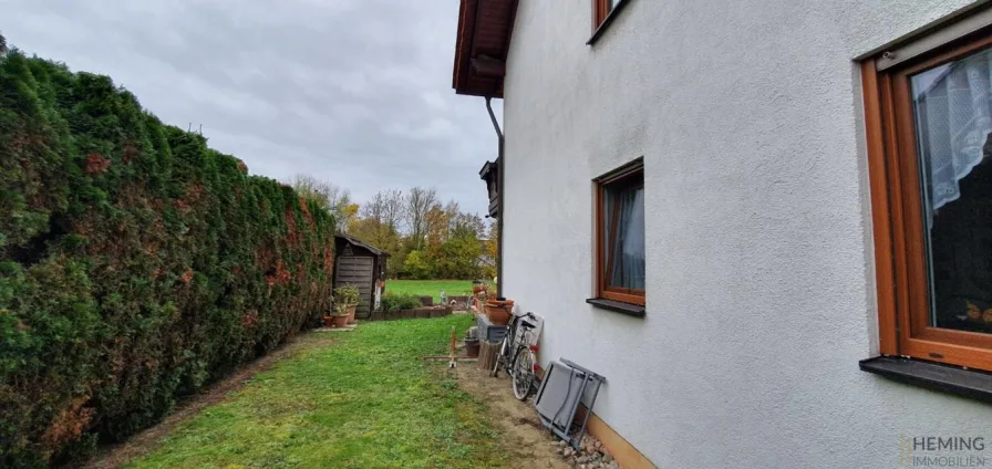 Garten Hausansicht (Fenster Küche und Büro)