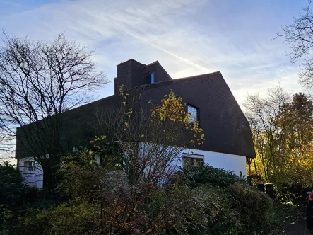 Hausansicht - Haus kaufen in Nordrhein-Westfalen - Kaarst - Charmantes Architektenhaus mit großem Potenzial – Ideal für Handwerker und Visionäre!