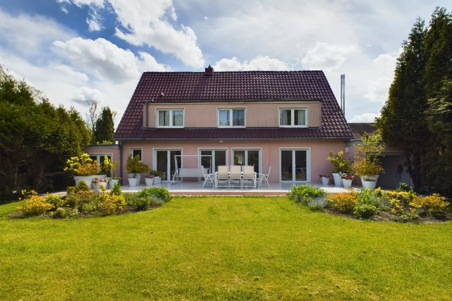 Gartenseite mit großer Terrasse - Haus kaufen in Mülheim - Freistehendes Einfamilienhaus mit 2 Garagen in schöner, ruhiger Lage von Speldorf