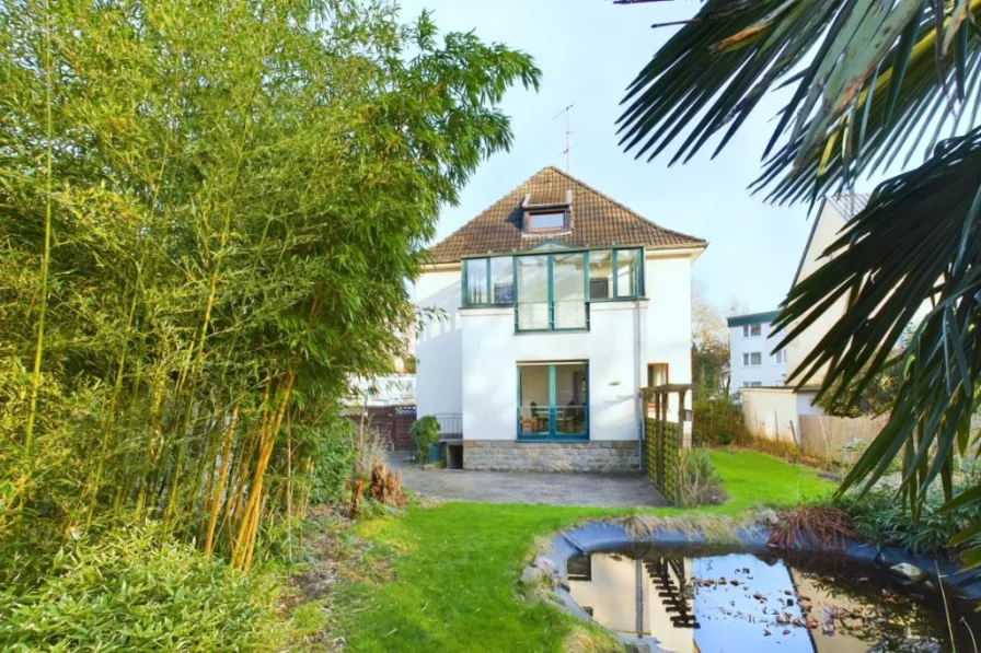 Gartenansicht - Haus kaufen in Essen - Freistehendes Einfamilienhaus mit Doppelgarage und großem Garten