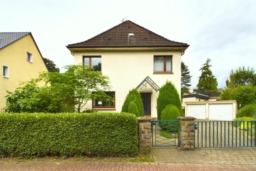 Aussenansicht - Haus kaufen in Essen - Großzügiges, freistehendes Familiendomizil in Altstadtnähe