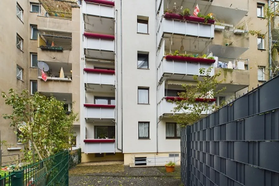 Balkone in Sonnenlage - Zinshaus/Renditeobjekt kaufen in Düsseldorf - Mehrfamilienhaus mit größerer Wohneinheit im Dachgeschoss und Garage in angenehmer Wohnlage