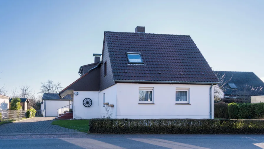 Außenansicht - Haus kaufen in Dinslaken / Eppinghoven - Großzügiges Einfamilienhaus inklusive Halle mit Potenzial in beliebter Lage von Dinslaken-Eppinghoven!