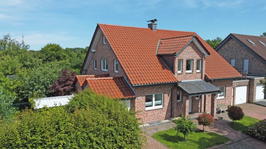 Außenansicht - Haus kaufen in Voerde - Großzügiges und durchdachtes Einfamilienhaus mit viel Platz und zwei Garagen im schönen Voerde-Friedrichsfeld!