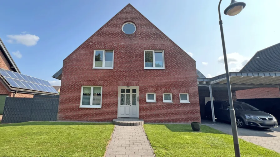 Frontalansicht - Haus kaufen in Sonsbeck - Freistehendes Einfamilienhaus mit Carport in Sonsbeck-Hamb!