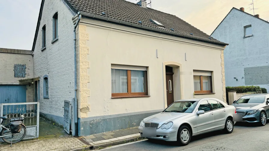 Außenansicht - Haus kaufen in Moers - Asberg: Raumwunder mit Baugrundstück im Dornröschenschlaf!