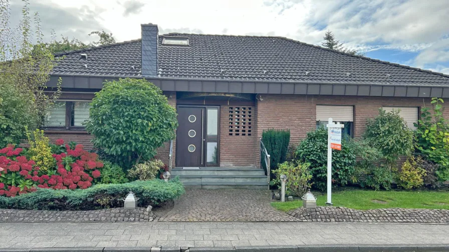 Außenansicht - Haus kaufen in Xanten - Direkt am Kurpark! Freistehender Bungalow mit Doppelgarage!