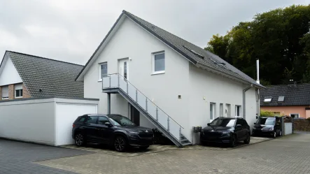 Außenansicht - Haus kaufen in Neukirchen Vluyn - Modernes, freistehendes Einfamilienhaus in Neukirchen-Vluyn-Rayen mit Gewerbeeinheit – Vielseitige Nutzungsmöglichkeiten!