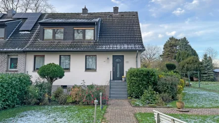 Frontansicht - Haus kaufen in Krefeld - Doppelhaushälfte auf günstigem Erbbaurechtsgrundstück in traumhafter Wohnlage von Krefeld-Oppum!