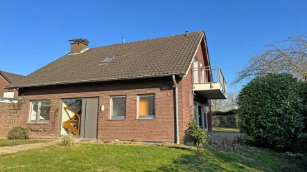 Titelbild - Haus kaufen in Voerde / Löhnen - Ihr Traumhaus wartet: Charmantes Einfamilienhaus mit Anbau und Garage im malerischen Löhnen!