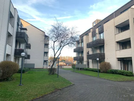 Außenansicht - Wohnung kaufen in Bonn - BONN Appartement, Bj. 1985 mit ca. 26 m² Wfl. Küche, Terrasse. TG-Stellplatz vorhanden, vermietet.