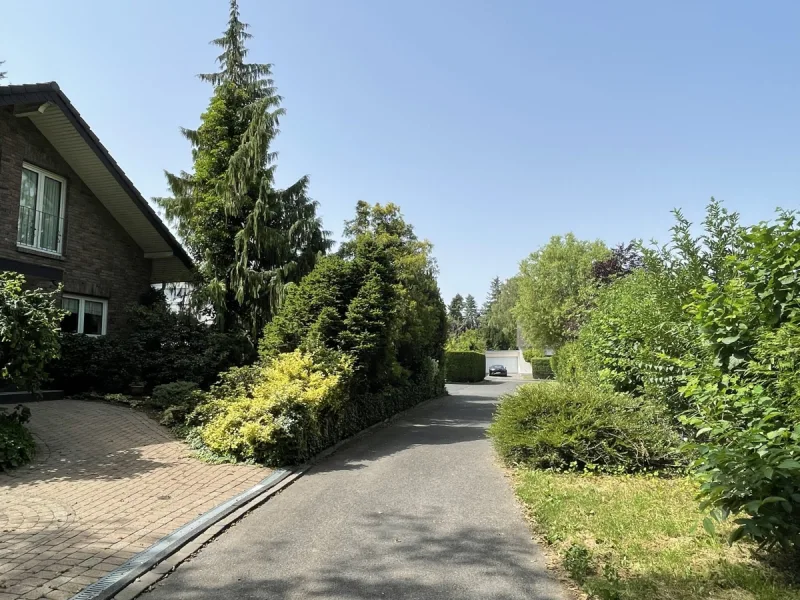 Wohnumgebung - Haus kaufen in Sankt Augustin - SANKT AUGUSTIN-NIEDERBERG, toller BUNGALOW mit 3-4 Zimmern, ca. 130 m² Wfl., großer Garten, Garage