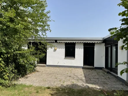 Außenansicht - Haus kaufen in Sankt Augustin - SANKT AUGUSTIN-NIEDERBERG, toller BUNGALOW mit 3-4 Zimmern, ca. 130 m² Wfl., großer Garten, Garage