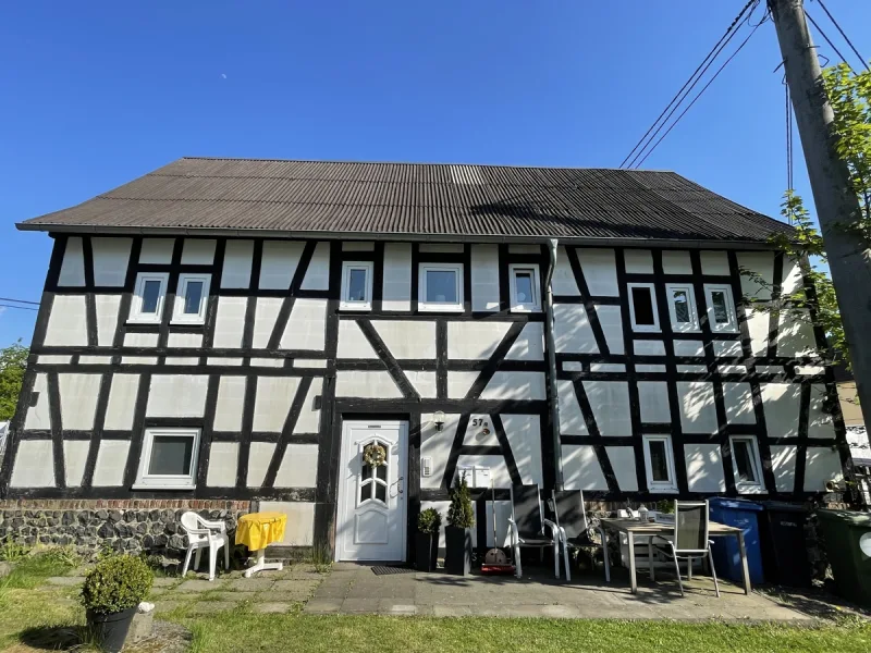 Aussenansicht - Haus kaufen in Asbach - ASBACH -Zentrum-, 2-3 Parteienhaus mit 150 m² Wfl. (DG ausbaufähig) + weiterer Nutzflächen im EG/UG