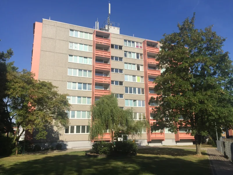 Hausansicht - Wohnung kaufen in Lohmar - LOHMAR-Zentrum, gepflegtes Appartement, ca. 26 m²  Wfl., Wannenbad, Balkon, Keller.