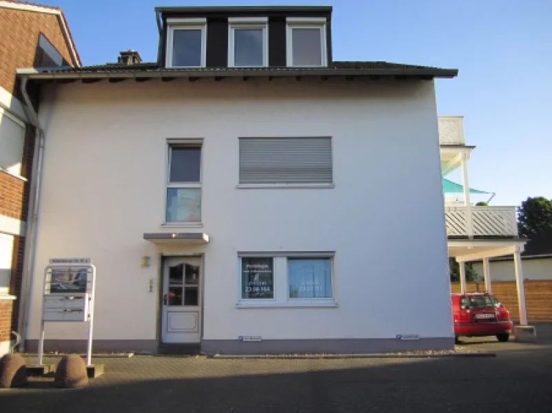 Hausansicht - Wohnung mieten in Sankt Augustin - SANKT AUGUSTIN-NIEDERPLEIS, TOP 2 Zi.- Wohnung im 1.OG mit ca. 76 m² Wfl. gr. Balkon und Stellplatz.