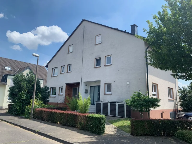 Aussenansicht - Haus kaufen in Sankt Augustin - SANKT AUGUSTIN, tolle Doppelhaushälfte, 4-5 Zimmer, ca. 155 m² WNfl., Terrasse, Garage, Vollkeller