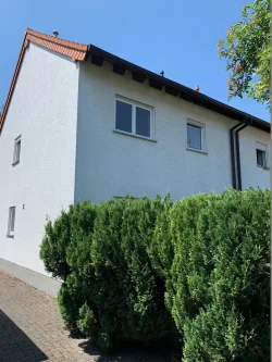 Hausansicht - Haus kaufen in Niederkassel - NIEDERKASSEL RHEIDT, Bj. 1998, helle Doppelhaushälfte ca. 130 m² WNfl. 5 Zimmer, Vollkeller, Carport