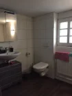 Badezimmer mit Tageslichtfenster