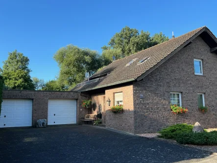 Außenansicht - Wohnung mieten in Sankt Augustin - SANKT AUGUSTIN SCHMERBROICH, tolle Lage, 2 Zimmer-Wohnung im 2 Fam. Haus, 67 m² Wfl., Balkon, Garage