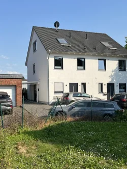 Vorderansicht - Haus mieten in Pulheim / Geyen - PULHEIM - GEYEN, moderne, helle Doppelhaushälfte mit ca. 120 m² Wfl., Bj. 2018, Carport und Garten