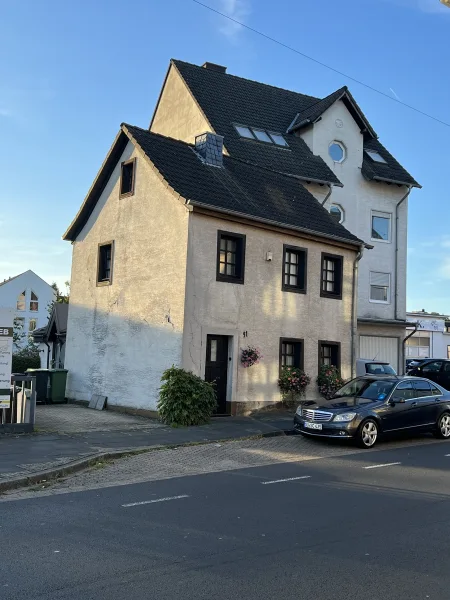 Aussenansicht - Haus kaufen in Siegburg - SIEGBURG, zentral gelegenes Einfam. Haus mit ca. 145 m² WNfl., Garten, Terrasse, Pool und Stellplatz