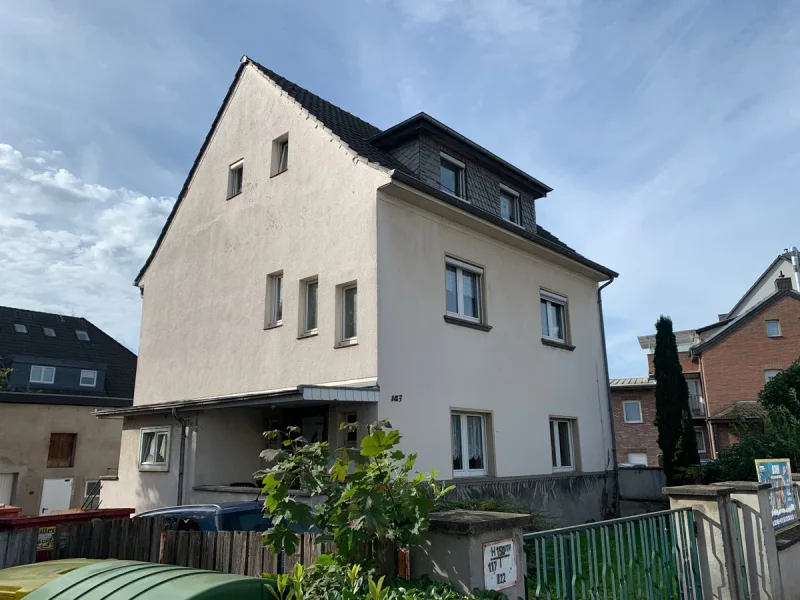 Hausansicht - Haus kaufen in Siegburg - SIEGBURG ZENTRUM, 3 Part. Haus, ca. 180 m² Wfl., Vollkeller, gr. Garage, Baugrundstück insg. 619 m²
