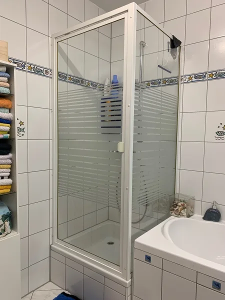 Ansicht Badezimmer mit Wanne und Dusche