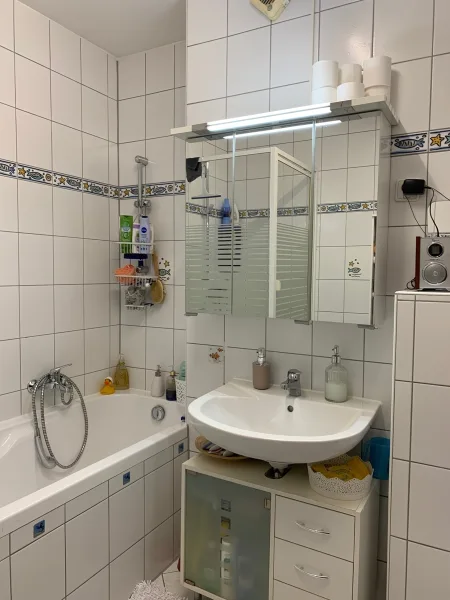 Ansicht Badezimmer mit Wanne und Dusche