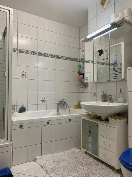 Ansicht Badezimmer mit Wanne und Dusche