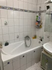 Ansicht Badezimmer mit Wanne und Dusche