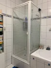 Ansicht Badezimmer mit Wanne und Dusche