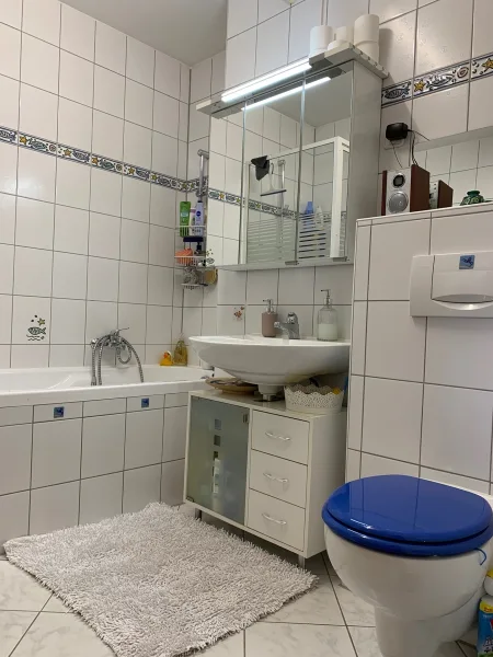 Ansicht Badezimmer mit Wanne und Dusche