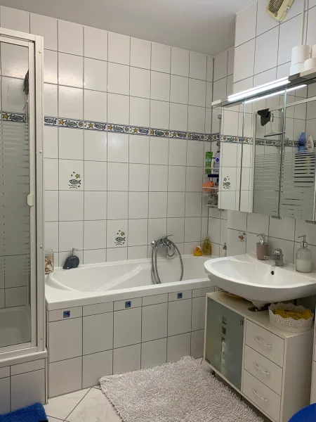 Ansicht Badezimmer mit Wanne und Dusche