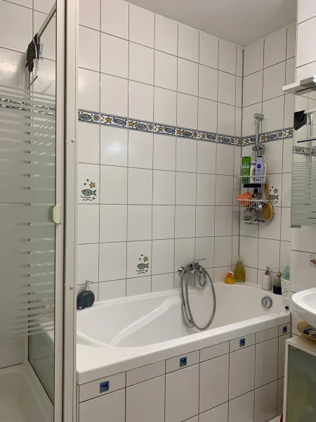 Ansicht Badezimmer mit Wanne und Dusche