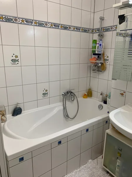 Ansicht Badezimmer mit Wanne und Dusche