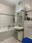 Ansicht Badezimmer mit Wanne und Dusche