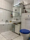 Ansicht Badezimmer mit Wanne und Dusche