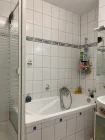 Ansicht Badezimmer mit Wanne und Dusche