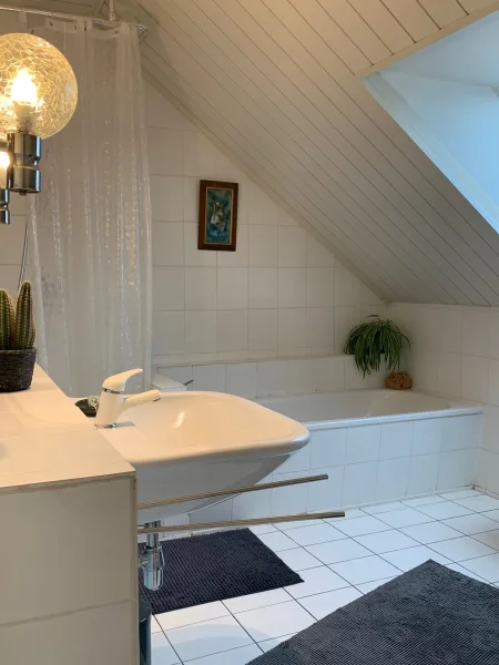 Ansicht Badezimmer mit Wanne und Dusche