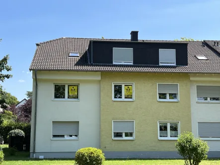 Rückseite - Wohnung kaufen in Bonn - BONN BEUEL TOP 3-Zimmer Wohnung im 1.OG, ca. 90 m²  Wfl., Einbauküche, Balkon, Gäste-WC, Stellplatz.