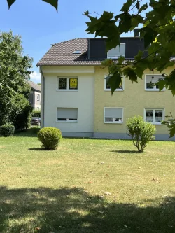 Rückseite - Wohnung kaufen in Bonn - BONN BEUEL TOP 3-Zimmer Wohnung im 1.OG, ca. 90 m²  Wfl., Einbauküche, Balkon, Gäste-WC, Stellplatz.