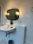 Ansicht Badezimmer mit Wanne und Dusche