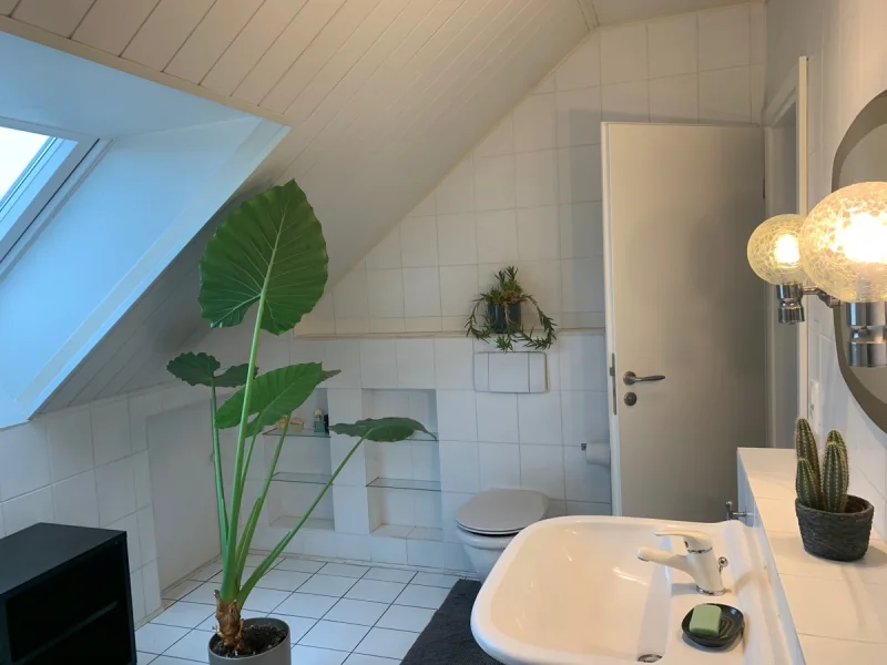 Ansicht Badezimmer mit Wanne und Dusche