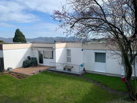 Rückansicht mit Terrasse - Haus kaufen in Wachtberg / Ließem - WACHTBERG LIESSEM, in toller Lage, Einfamilien- Haus mit ca. 165 Wfl. 7 Zimmer, KDB, Garten, Garage