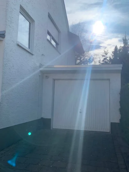 Garage neben dem Haus