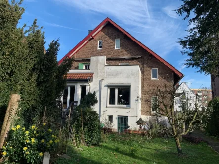 Rückansicht - Haus kaufen in Sankt Augustin - SANKT AUGUSTIN tolle DHH mit ca. 130 m² WNfl. 5-6 Zi. ca. 340 m² GrSt., Keller, Garten, Dachterrasse